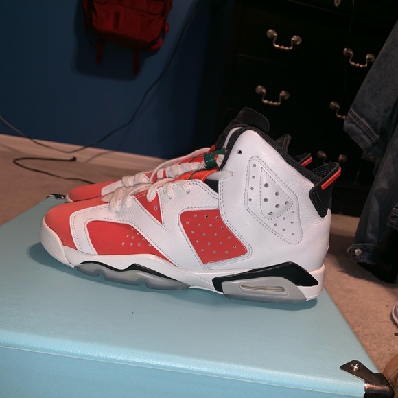 Brand new Retro 6’s - Picture 2 of 3